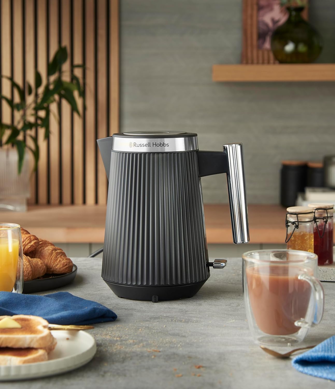 Russell Hobbs Bronte Kettle, Distinctive Design, Internal Illumination, Perfect Pour, Black - New Condition