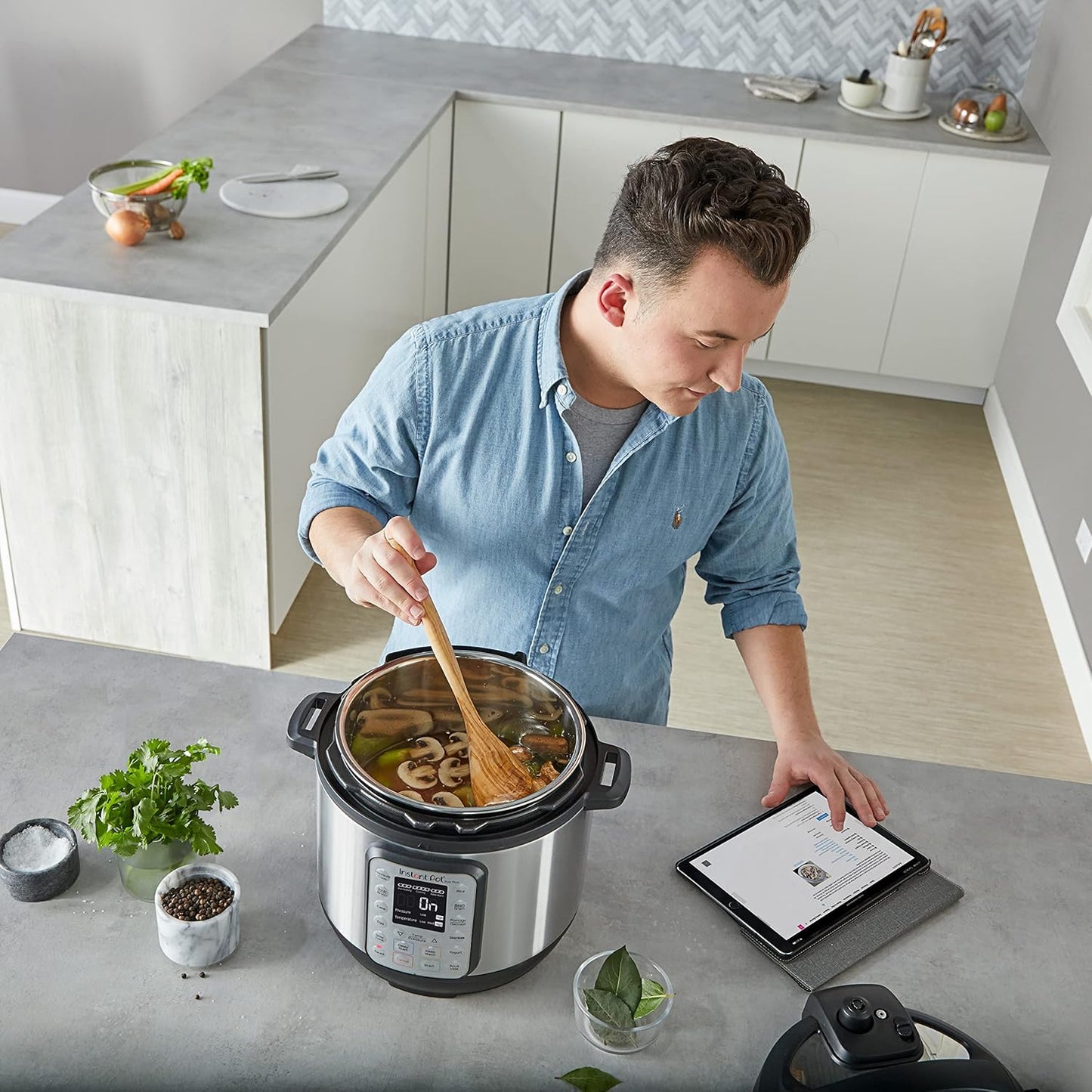 Instant Pot Duo Plus 9-in-1 Electric Pressure Cooker, 5.7L - Good Condition
